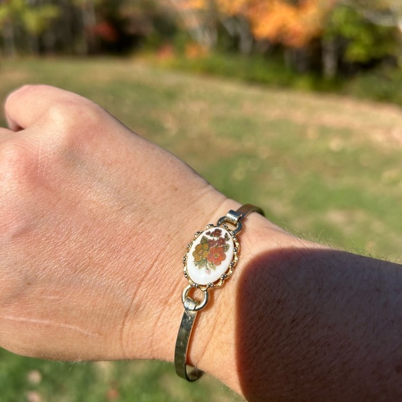 4/$100 Milk glass 1970 gold bangle bracelet 🥰 - Picture 3 of 8